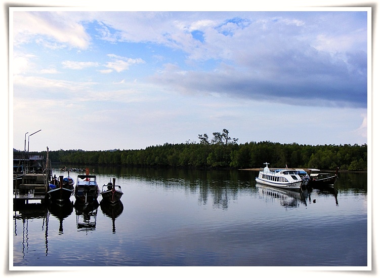  [center]เก็บบรรยากาศบริเวณท่าเรือมาฝากกันสักเล็กน้อย เรือโดยสารรับ-ส่งนักท่องเที่ยวตามเกาะต่างๆ จอด