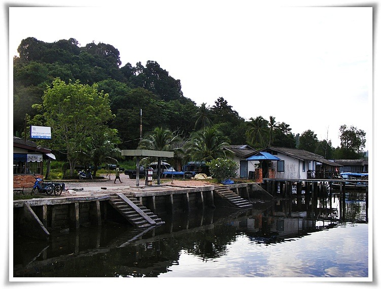  [center]บริเวณท่าเรือค่อนข้างจะเงียบเหงามีก็แต่ชาวบ้านที่ออกมานั่งดื่มน้ำชากาแฟกันตามร้านค้าหน้าท่า