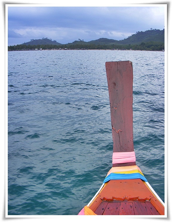  [center]มุ่งหน้าเข้าสู่หมู่บ้านบริเวณด้านหน้าของเกาะมุก บ้านของบังสีหนั่นก็พักอยู่บนเกาะนี้ครับ :bl