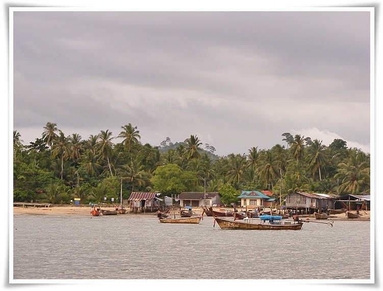  [center]เรือเข้าใกล้ฝั่งบนเกาะมุกสักพักก็มีคนนำข้าวกล่องเดินลุยน้ำมาส่งให้ถึงที่เลยทีเดียว :cheer:[