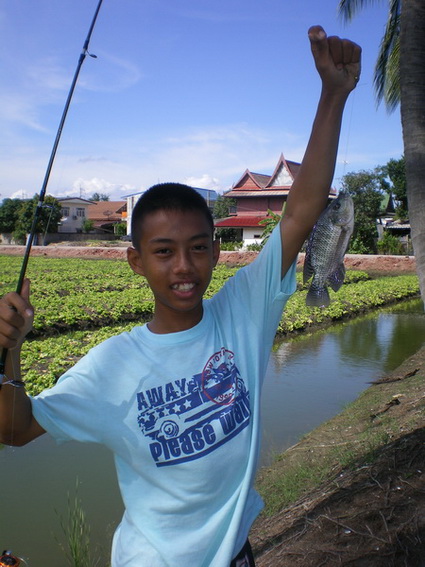 เอ๊า!! อีกรูป เดี๊ยวจะไม่มีปลาให้....อีก ----