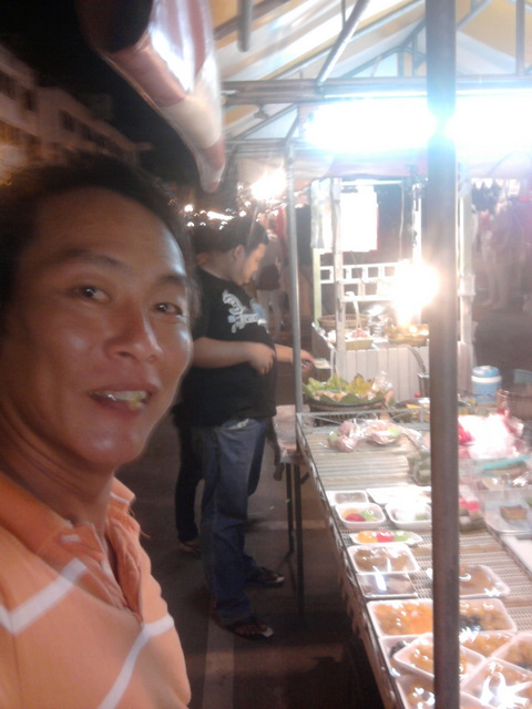 มาถึงคืนแรกเราก็เดินท่องตลาดซือของกินกันไปตามเรื่องตามราว