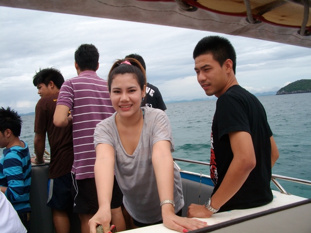 ตอนนี้ดูทุกคนตื่นเต้นกันมากที่มาถึงเกาะ
ระหว่างรอเรือเล็กเอาเรือมารับพวกเรา...
นู๋กิ๊บก็ขอสัก1รูป