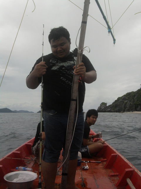ดูพลิ้วสิ..ตูดเปียกไปหมดเลยแคมเรือลำเนี้ยเตี้ยมากขยับทีน้ำเข้าคลื่นมาที่น้ำก็เข้าเรือ
เราตกกันได้ปร