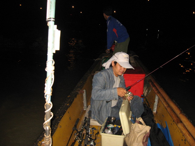 ไต๋ชนมาถึงน้าชัชขอลงเรือก่อน.. บรรยากาศกลางคืนไม่ดีเศษหญ้าวามากับน้ำเยอะต้องเอาออกข้างเรือ :angry: 