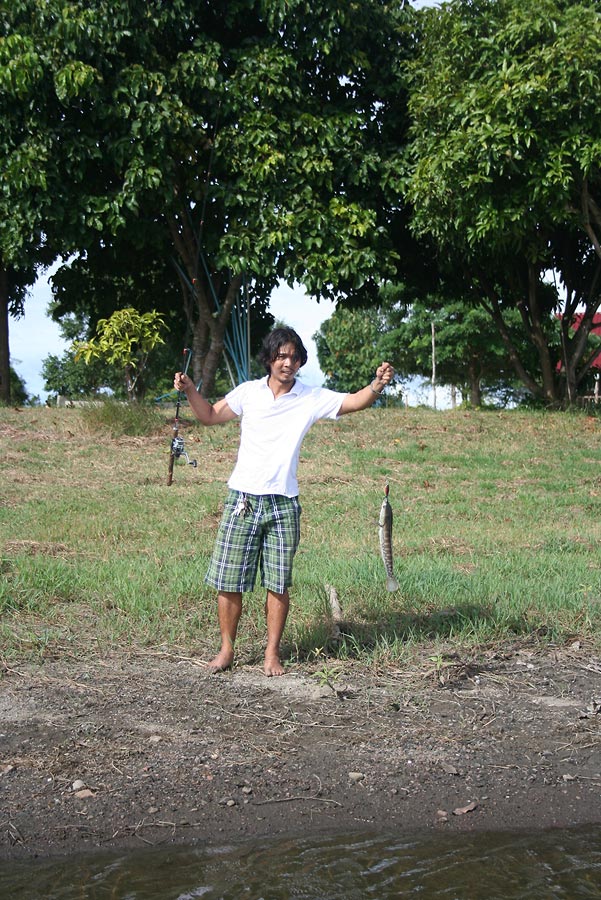 เนี๊ยะครับ....โฉมหน้า...เจ้าของมารชมพู.... [b]ก๊อบ สุโข[/b]....แปลกเหมือนกันนะครับ....ตีปลาบนเรือม่า