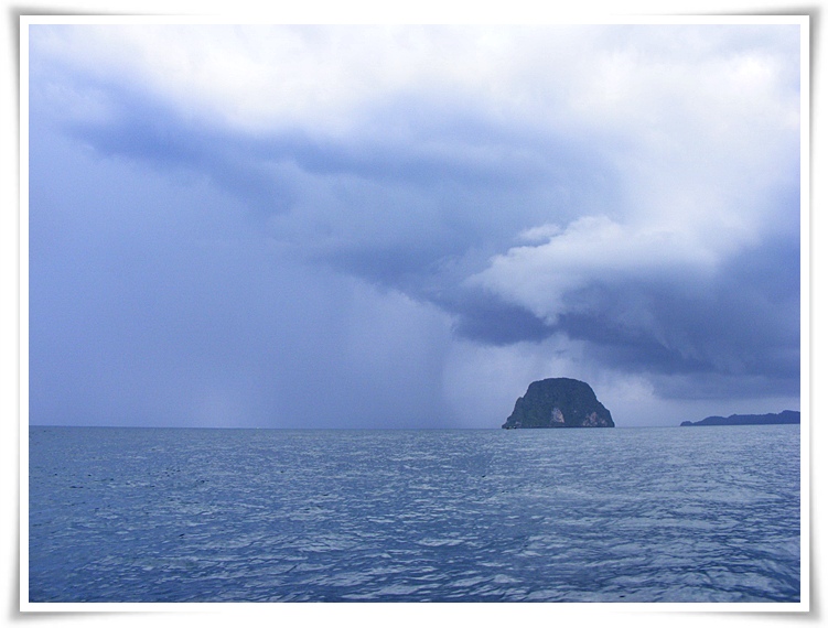  [center]ฝนชุดแรกผ่านไปแบบปรอยๆ ไม่นานกลุ่มเมฆก้อนที่สองก็ตามมาสมทบเพิ่มเติม :grin: เกมส์แบบนี้ต้องท