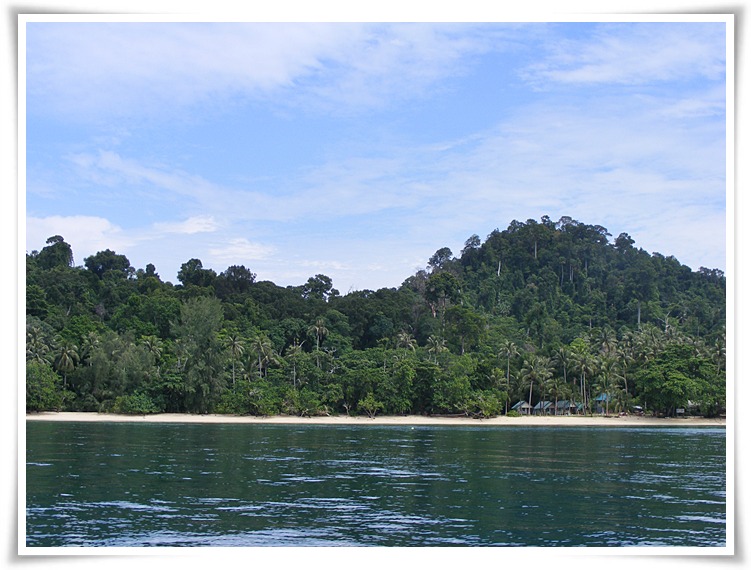  [center]ฝั่งนี้คลื่นจะเรียบเป็นปกติ แต่ด้านหลังเกาะลมตะวันตกจะพัดคลื่นซัดเข้าหาเกาะปลากระมงจะจับฝูง
