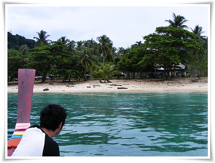  [center]บรรยากาศสวยน้ำทะเลใสๆ ขนาดเป็นช่วงหน้ามรสุมนะครับ น่าเล่นน้ำมั่กมาก ^^[/center]
