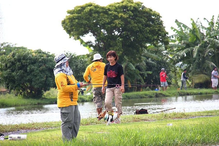 เจ้านายเดินตรวจความเรียบร้อยรอบบ่อครับ  เดินทั้งวันจริงๆ(หมายถึงไอ้ตัวเล็กที่เดินอยู่ข้างๆอะนะ) :lau