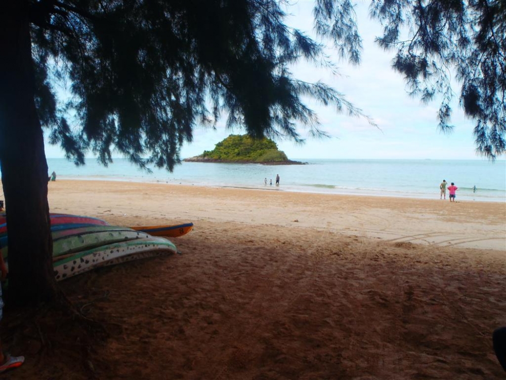 ที่ๆ ผมเอาเรือลงนั้น คือ " หาดนางรำ '' ครับ 
หาดเเห่งนี้สวยงามมาก สะอาด มีที่พักสำหรับค้างคืน
เ