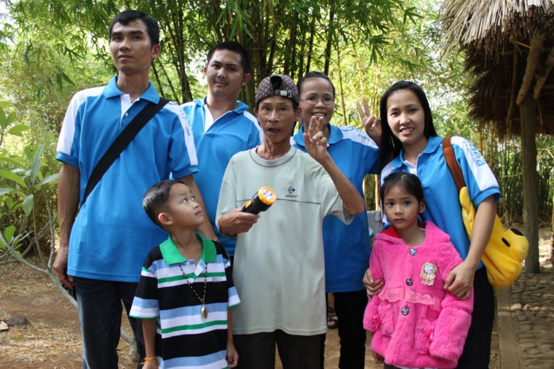 ชายตัวเล็กๆๆนะ ครับ เขาเกิดในอุโมง ครับ :grin: