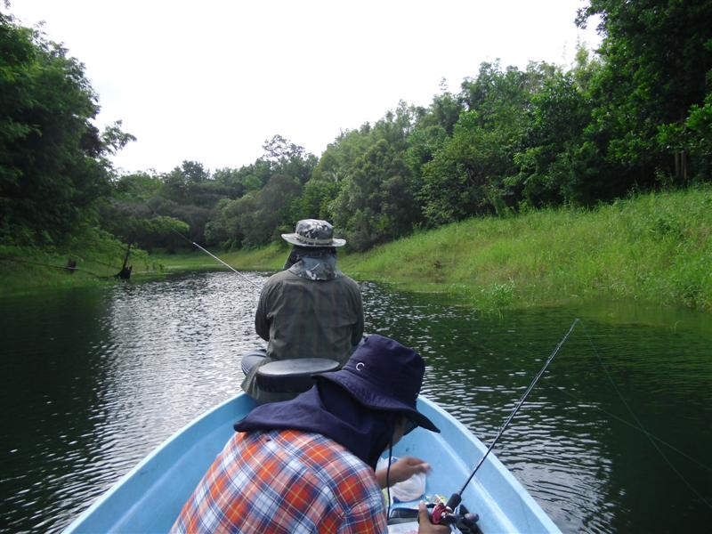 ผมผายเรือให้น้องๆตีอยู่พักใหญ่..ทุกคนในเรือคงไม่ได้เตรียมตัวเท่าไรนัก :cheer: