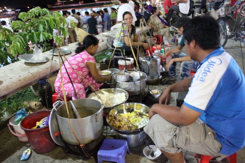 ร้าน ก๋วยเตี๋ยว ครับ อร่อยกว่าในโรงแรมอีก :umh: