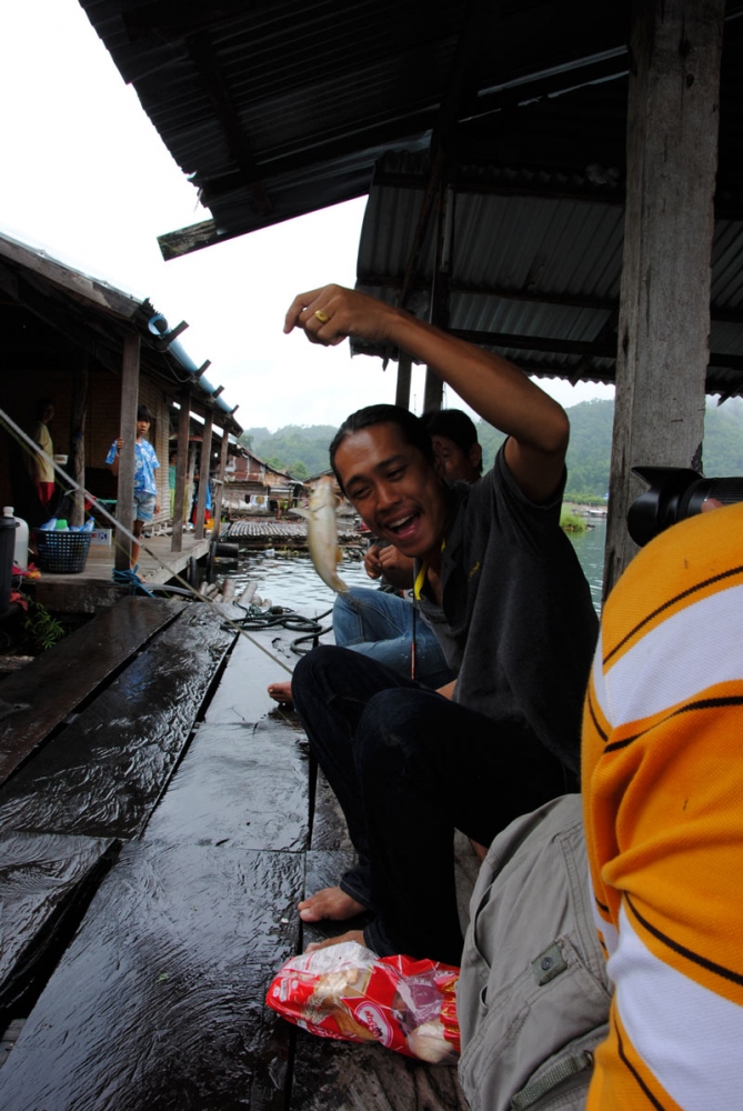 วันแรกเพ่ชัย ได้ตัวเดียวกับมาที่แพ ตกปลาเล่นดีกว่า  :grin: :grin: :grin: :grin: