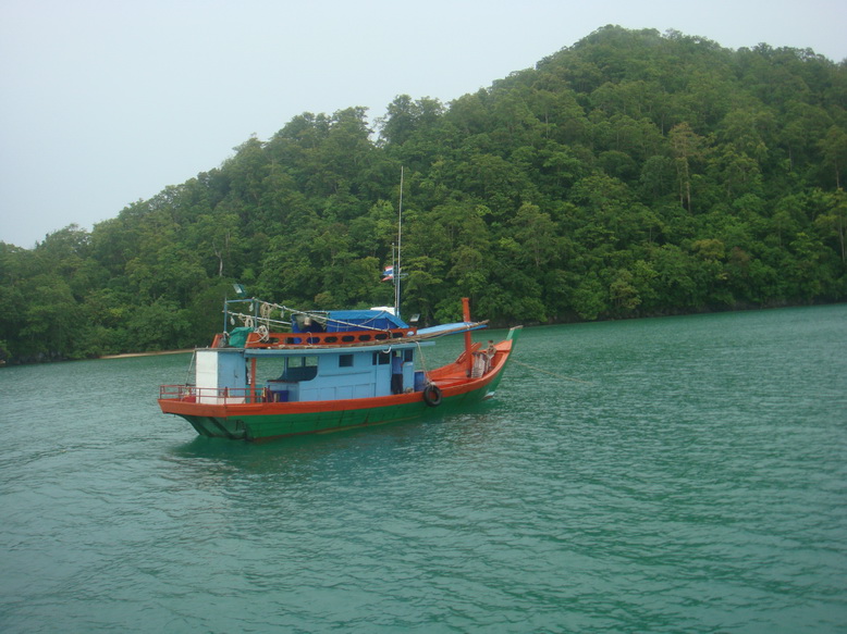 ไม่นานนัก ก็มาถึงเรือไต๋หลี  พร้อมๆกับ ฝนขาดเม็ด