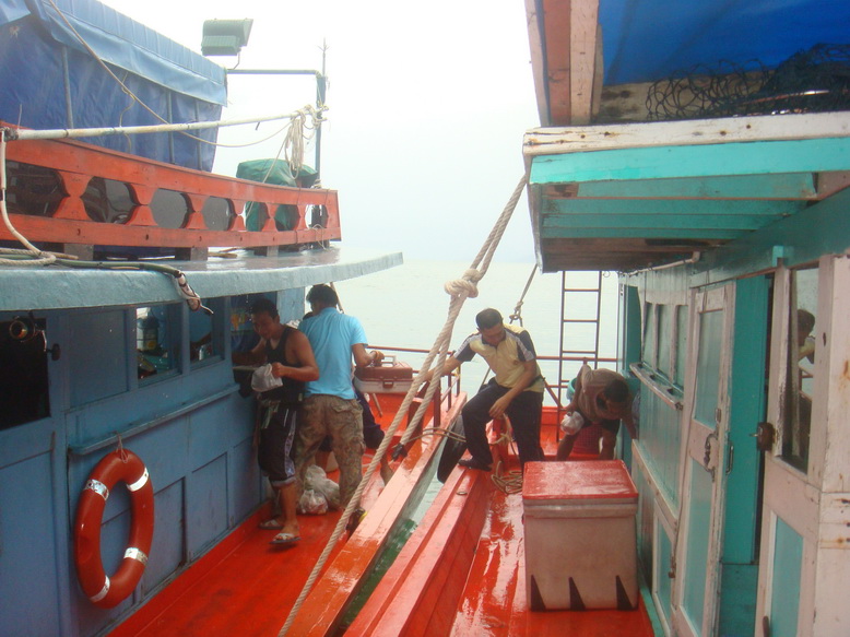 เทียบเรือ ถ่ายสัมภาระ