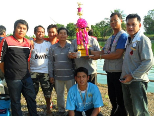 และแล้วแช้มป์ปลาไซ้ส์ รับเงินรางวัล 50,000 เป็นของน้าสืบ
ทีมงานฟิชชิ่งแมนครับ น้าสืบช่วงนี้ดวงกำลัง