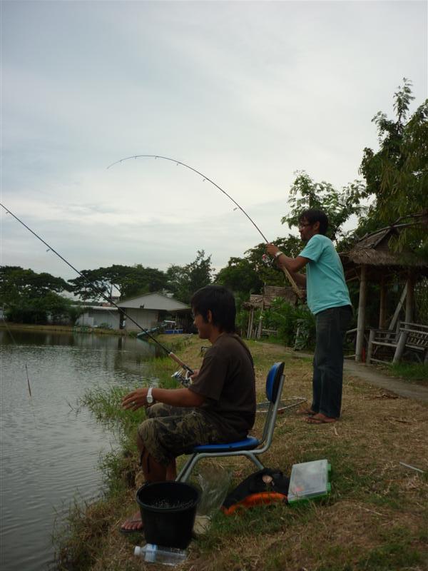 เดินตามบันทึกภาพให้น้องก่อนครับ
