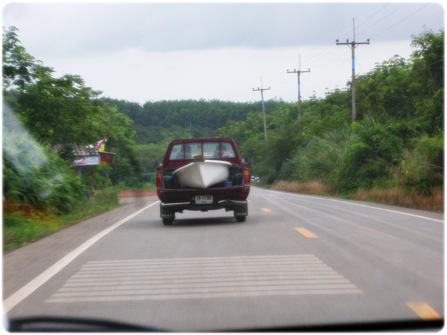 


  
  :smile:  [center][b]  เอา Land Cruiser ขนเรือกันปาย     [/b]   [/center] :smile:  :laugh