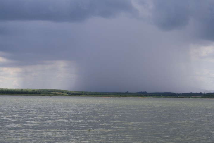 ตอนบ่ายท่าทางฝนฟ้าจะไม่เป็นใจครับ ฝั่งใกล้ๆที่ตีปลาเริ่มตกแล้วครับ