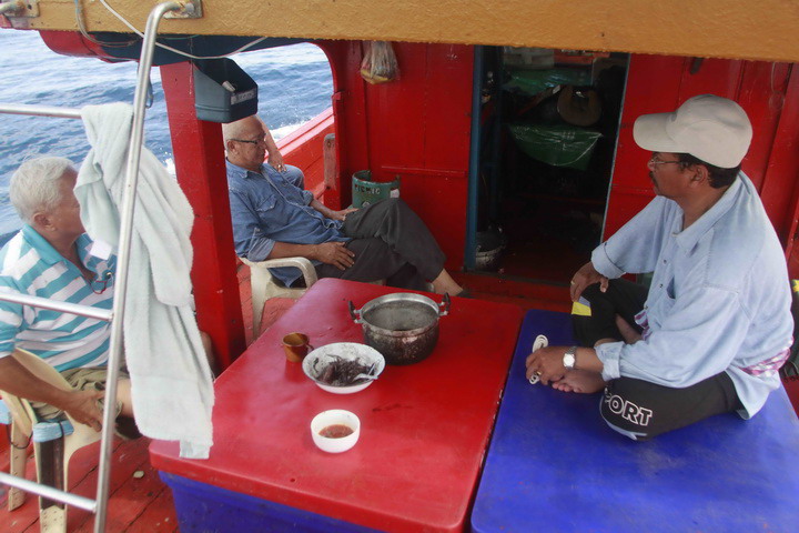 ระห่วางเรือวิ่งเข้าหมายท่านนักตกปลาก้นั้งพูดคุยกัน