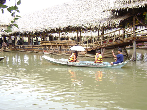  :ohh: :ohh: ที่นี่มีบริการนั่งเรือพายชมตลาดน้ำรอบๆ ด้วยนะครับ ผมเห็นเค้าลงไปนั่งหลายรำเชียว แต่ไม่ร
