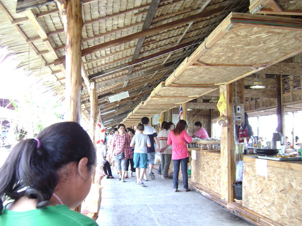 ทางเดินของที่นี่จะเดินได้รอบๆทั้งหน้าร้านและหลังร้านครับ คนจะได้ไม่เบียดกันครับ...วันเสาร์-อาทิตย์จะ