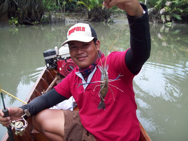 มาถึงลงเบ็ดแป๊บเดียวก็ได้กุ้งประเดิมตัวแรก :grin: