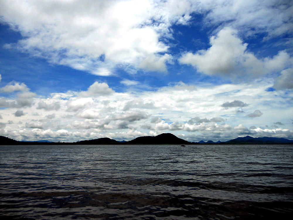ที่เห็นอยู่ไกลๆ เป็นเรือขนลอบเอาไปวางทิ้งไว้ ที่ริมอ่างน้ำแล้วให้คนเดินขุดร่องนำทางให้ปลาเข้าลอบ >> 
