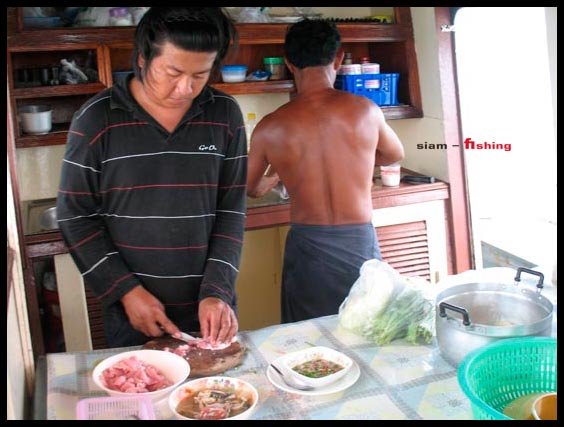  [b]ไต๋เอ๋  มาช่วยปรุงอีกแรง [/b]  :umh: :umh: :umh:
