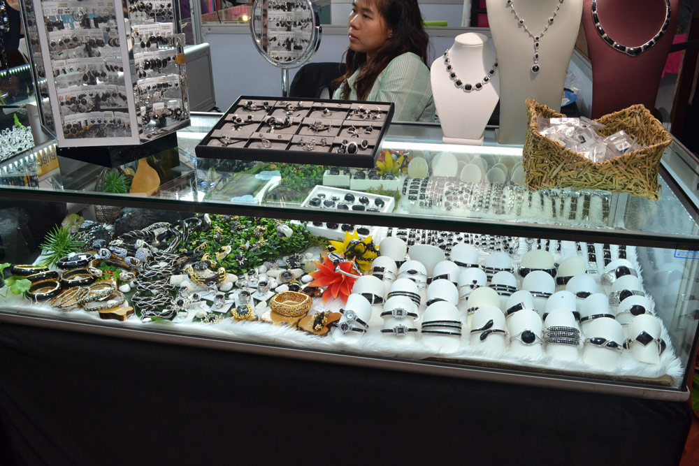 กะว่าจะเข้าไปถ่ายใกล้ๆ เจ้าของร้านมองหน้าผม

คงคิดว่าผมจะไปถ่ายภาพแล้วเอาไปเป็นข้อมูลในการโขมย

