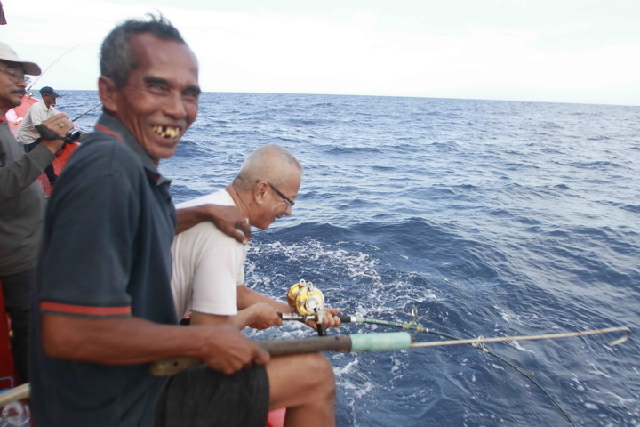 มันลากสายไม่ยอมหยุด แบแซกัปตันเรือเตรียมตะขอรอ