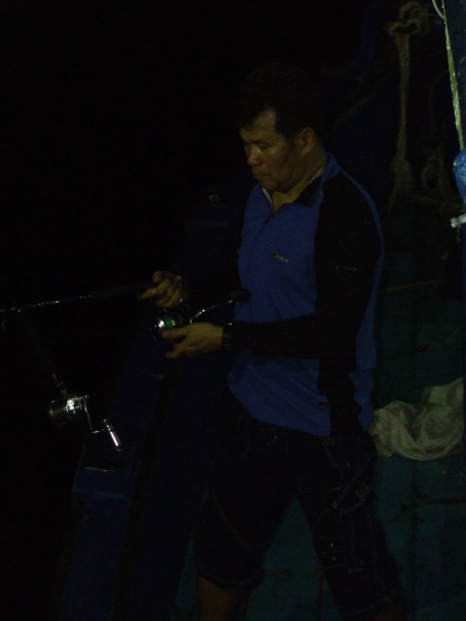 ด้านหัวเรือ อ.นครก็เอาไอ้ฮื้อขึ้นมาเรื่อยๆ ฝูงลูกครอกเริ่มกัดเหยื่อทุกตัวที่ส่งลงไป อย่างไม่กลัวกันเ