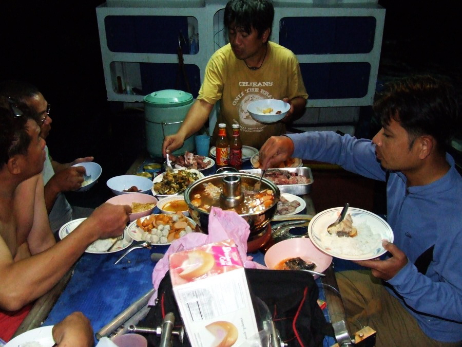 แต่ก็แปลกมาก!ปลากินเบ็ดแค่ครึ่งวันเอง แม้ว่าไต๋จะขยับเรือหรือวนไปหลุมอื่นก็ไม่มีปลากินเหยื่อเลยแม้แต