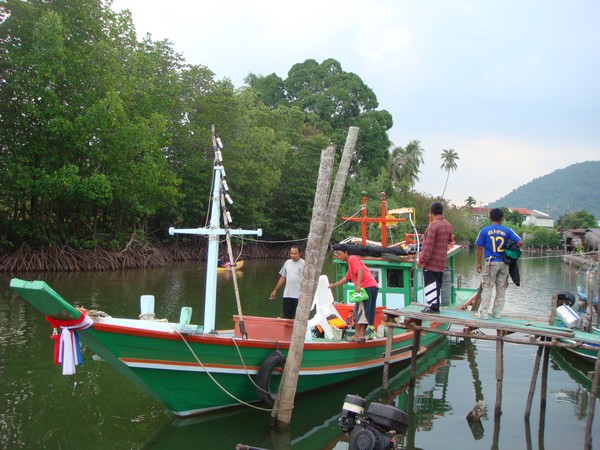 เริ่มด้วยขนของลงเรือกันก่อนเลยครับ..ทริปนี้ไปเรือไต๋มานะเจ้าเก่าครับ