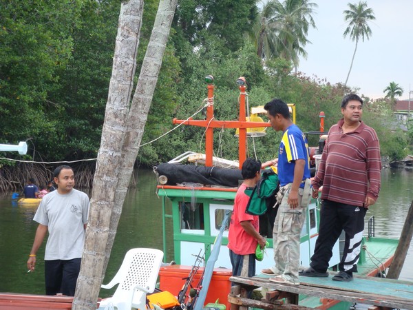 ก่อนลงเรือ..ระริกระรี้กันน่าดูเลยครับ..โดยเฉพาะผม..อิอิ.. เริ่มด้วยซ้ายมือ..เฮียอู๋ร้านอุปกรณ์ตกปลาช