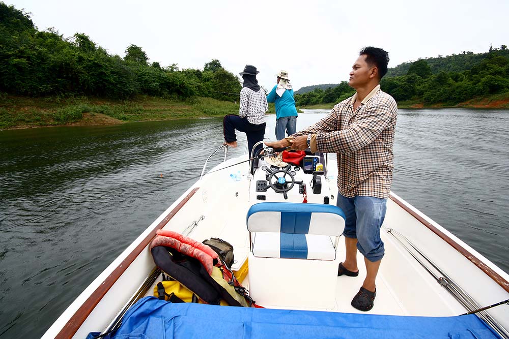 เราให้น้าหม่ำทิ้งเรือไว้ที่ท่าเรือ แล้วชวนกันขึ้นต้นน้ำอีกครั้งหวังเล่นน้ำเย็น
