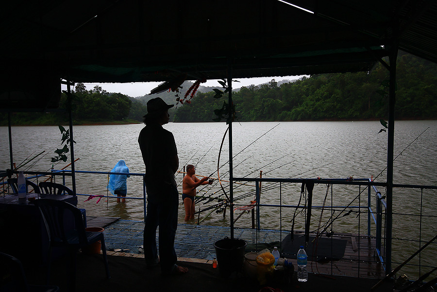 หลังจากนั้น ฝนก็ลงชุดใหญ่ ต้องมาหาแพพักหลบฝน  :grin: :grin: :grin:
