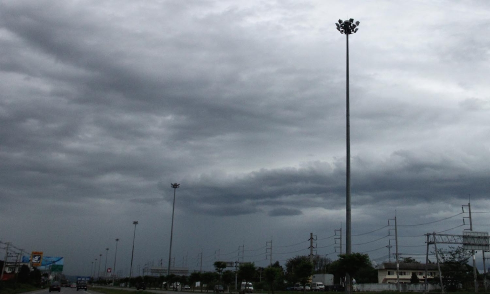 ท้องฟ้าอึมครึมมีเมฆมาก ท่าจะไม่พ้นฝนตกเป็นแน่

