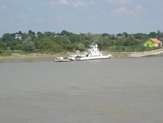 ระหว่างทางกลับคุณพ่อตาก็พาไปชมวิวแม่นํ้า La Loire และก็ลงเรือข้ามฝากไปดูหมายสำหรับครั้งหน้า :love: :