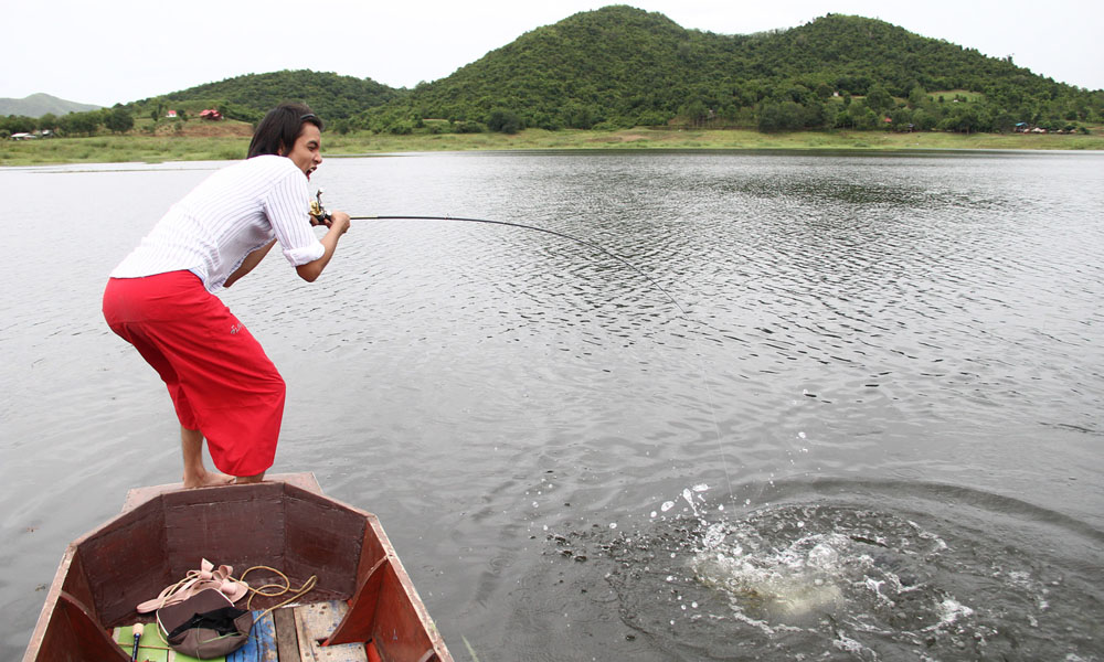 พาสายวิ่งย้อนมาที่กาบขวาของเรือแล้วสบัดเพื่อให้หลุดพ้นจากคมเบ็ด


 :cheer: :cheer: :cheer: :cheer