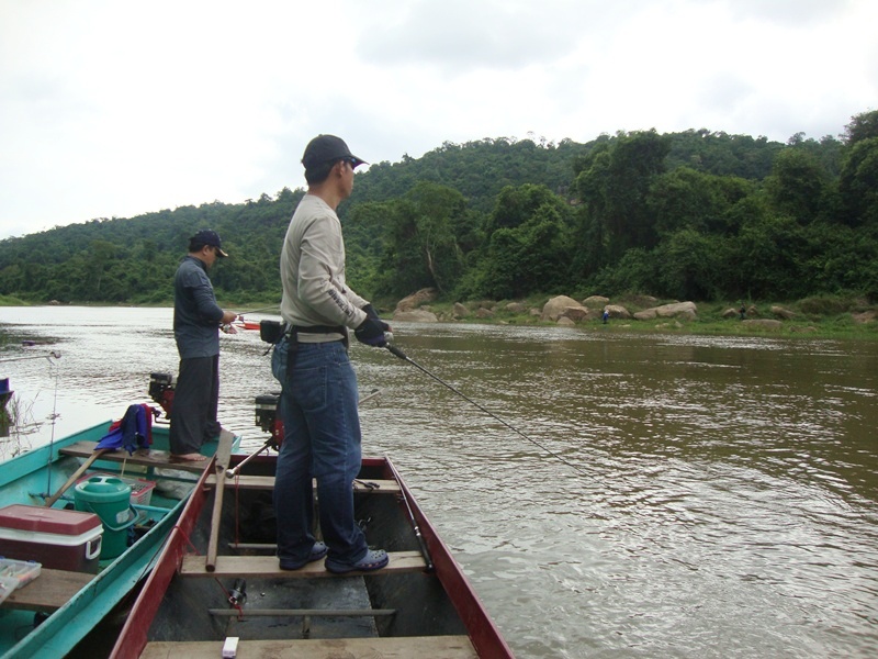 [center][b]จอดเรือใกล้กัน ก็ตกกันไป เม้าต์สัพเพเหระกันไป สนุกดีค่ะ[/b][/center]