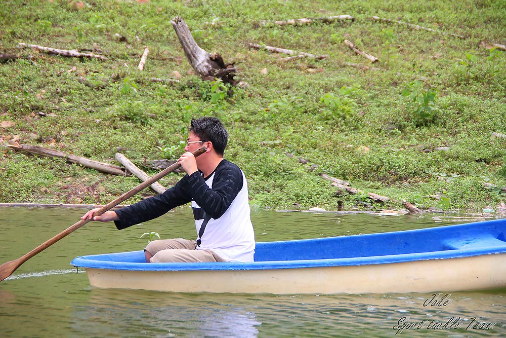 ถึงแพก็ไม่รอช้ารีบเอาเรือออกไปขายโอเลี้ยงทันที แปะโอเลี้ยงแก้วนึง 555555+ :laughing: :laughing: :lau