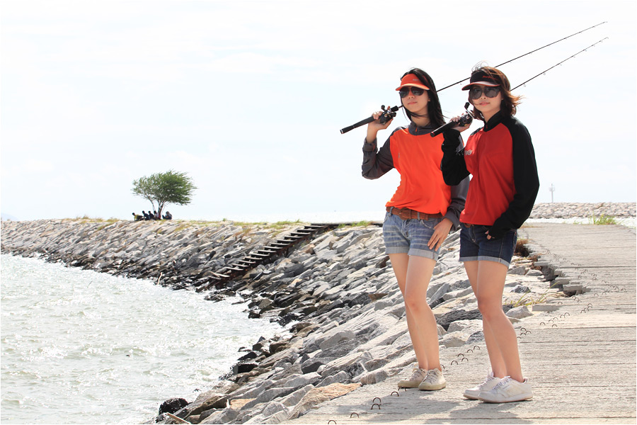 หาดนี้สวยดี มีสะพานเป็นกองหินยื่นออกไปในทะเลด้วย สวยครับ :smile: