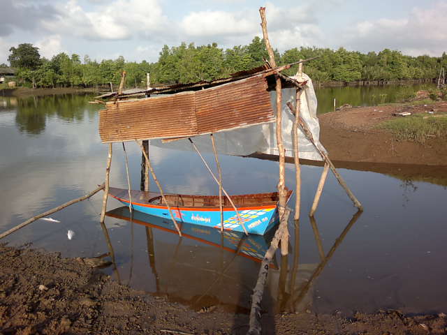 จับล่ามเชือกไว้กับเรือใกล้ๆ