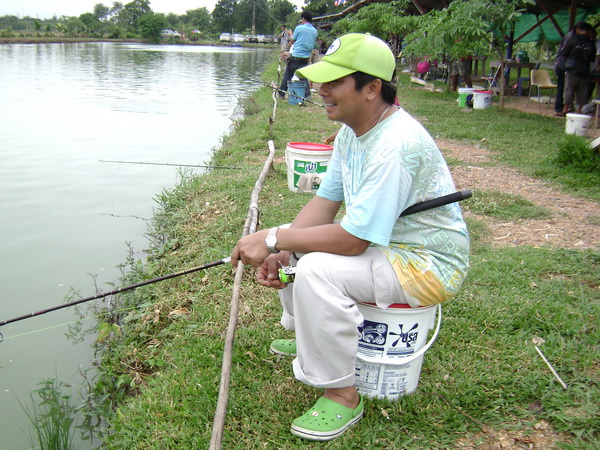 คุณอภิชาติ นั่งเฝ้าปลาใหญ่อ่ะดิ :cool: :cool: :grin: