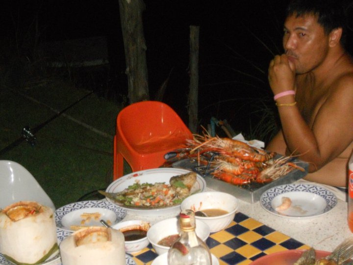 คนนี้เป็น พม่าคับ ย่างกุ้ง :laughing: :laughing: :laughing: :laughing: :laughing: :laughing: :laughi