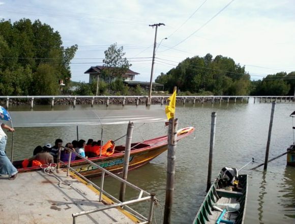 ไปครับเรือมาเเล้ว โดดตามมาเลย  :grin: