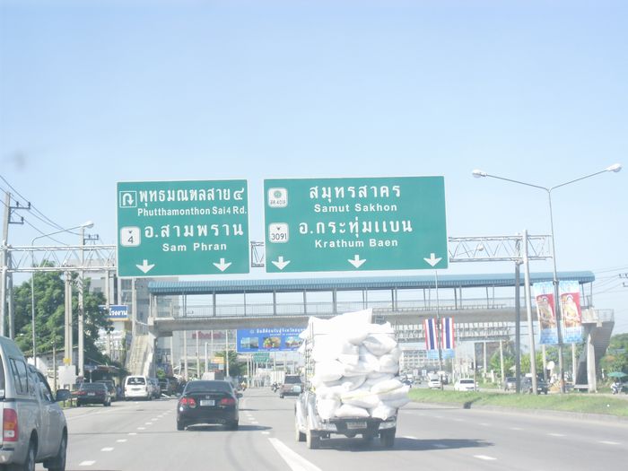 วิ่งเรียบตรงไปเรื่อยๆครับ....ประมาณ  หลายโลอยู่  คร่าวๆ ราวๆ  5-6 กิโลได้  สังเกตทางซ้ายมือไว้นะครับ